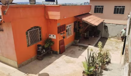 Classe A Imóveis apresenta: Casa ampla e bem localizada no bairro Califórnia