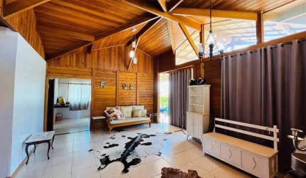 Classe A Imóveis apresenta: Casa aconchegante em meio à natureza no Condomínio Aldeias do Lago – Setor Pinheiros