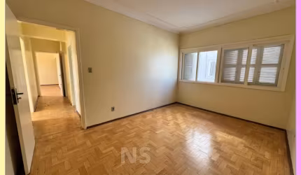 Apartamento de 03 Dorms. + Depend. ou Depósito. Espaçoso e Ensolarado no Coração de Pelotas!