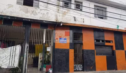 Sobrado próximo a mini mercado e ponto de ônibus.