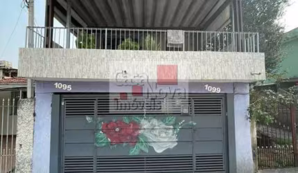 Sobrado residencial com três moradias no Jd. Brasil