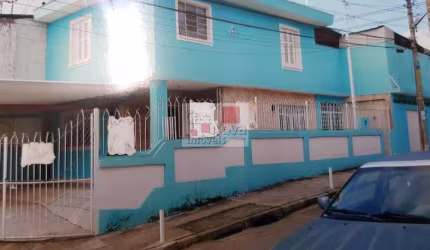 AMPLO SOBRADO EM RUA TRANQUILA,PRÓXIMO A AVENIDAS,ESCOLA E COMERCIO.