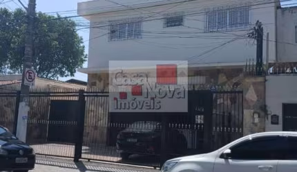Três dormitórios, três suítes, duas salas, um WC.