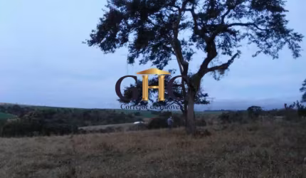 VENDO SÍTIO COM LINDAS CACHOEIRAS - PRÓXIMO A SALTO DE PIRAPORA/SP. Área aproximada: 60.000 m² (2,05 ha) - Sítio RICO EM ÁGUA.