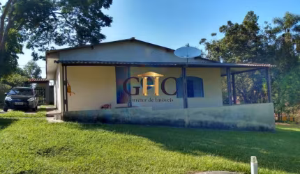 CHÁCARA NO PORTAL DE PIRAPORA - SALTO DE PIRAPORA/SP Área Terreno: 5.000m² / Área construída: 140m²  **ACEITA FINANCIAMENTO BANCÁRIO**  Casa: 2 dormit