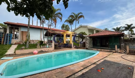 CASA NO CONDOMÍNIO TERRAS DE SÃO FRANCISCO - SALTO DE PIRAPORA/SP Área Construída: 380 m² / Área Terreno: 1.080 m².  ***ESTUDA TROCA POR IMÓVEL COM ES