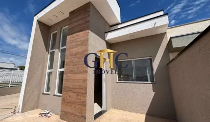 GRANDE OPORTUNIDADE - CASA COM MÓVEIS PLANEJADOS À VENDA - JARDIM SÃO LUCAS - SALTO DE PIRAPORA/SP. Área Construída: 65,86 m² / Área Terreno: 137,5 m²