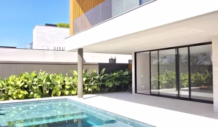 Exclusiva Casa Triplex com 5 Suítes à Venda