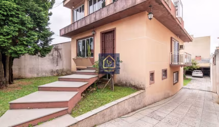 Casa com 4 dormitórios (1 suíte) à venda. São 320 m² privativos por R$ 1.416.000 no bairro Capão Raso em Curitiba/PR