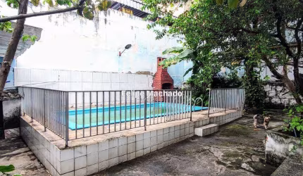Casa ampla com piscina, churrasqueira, 4 quartos e 200m²