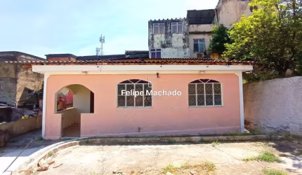 TERRENO ESPAÇOSO COM CASA E QUITINETES JÁ CONSTRUÍDAS