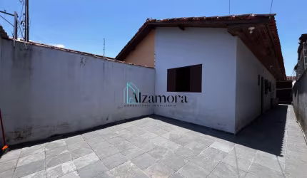 Casa a venda em Itanhaém, com 2 dormitórios.