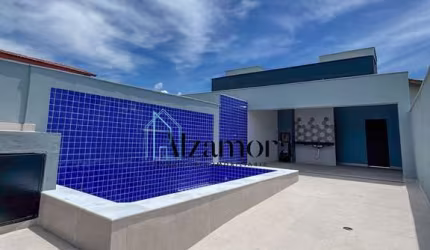Casa com piscina à 700 metros da praia!