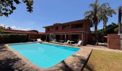 Sobrado a venda com 5 dormitórios, piscina grande, lado praia em Itanhaém.