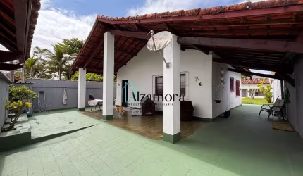 Casa com amplo espaço de terreno, lado praia em Itanhaém