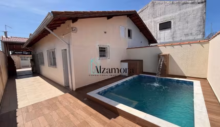 Casa com piscina a venda em Itanhaém, lado praia.