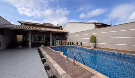 Casa com piscina a venda, perto da praia em Itanhaém.