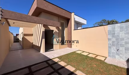 Casa com fachada moderna a venda, com piscina, lado praia em Itanhaém.