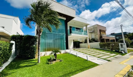 Casa de Alto Padrão em Condomínio Fechado !