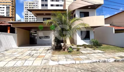 Casa em Condomínio Fechado com  Fácil acesso e ótimo espaço interno