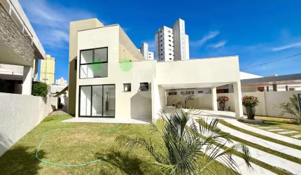 Casa recém reformada em condomínio fechado no bairro de Candelária.