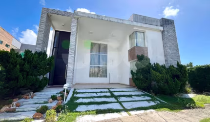 Mobiliada e com amplo espaço interno em Condomínio Fechado
