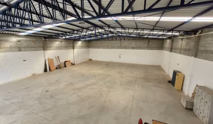 Galpão Comercial à Venda – 432 m² de área construída em Iperó/SP