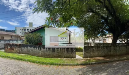 Casa à venda em terreno de 750m² em esquina privilegiada do bairro Forquilhinha