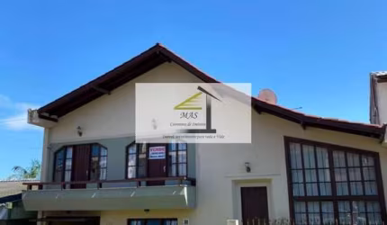 Casa duplex à venda em terreno de 410m², com piscina no Abraão