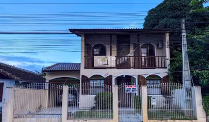 Amplo sobrado à venda em Barreiros, em excelente localização.