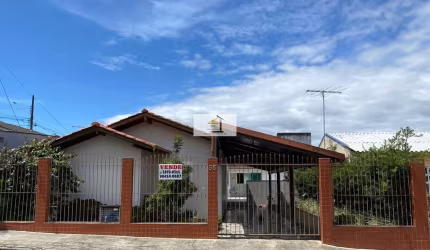 Excelente casa com 3 dormitórios e piscina em Picadas do Sul