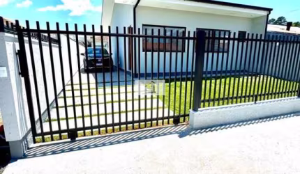 Casa Nova - 3 Quartos, 1 Suíte - Terreno Amplo!