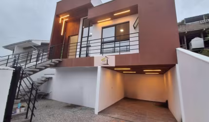 Casa Nova, Moderna e Espaçosa com Piscina e Área de Lazer Completa!