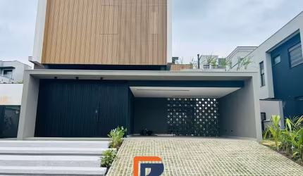 Sobrado 4 suítes com piscina em Condomínio no Urbanova