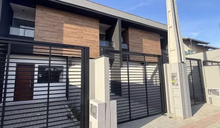 Sobrado à venda no bairro Adhemar Garcia - Joinville/SC