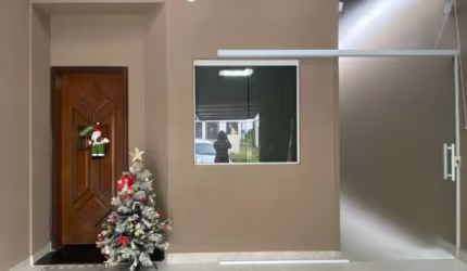 Linda casa térrea com suíte ,2 vagas e área goumert