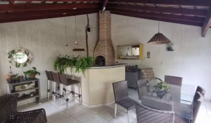 Casa com 3 quartos à venda no Jardim Botânico, Uberlândia  por R$ 570.000