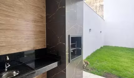 Casa com 3 quartos à venda no Santa Mônica, Uberlândia  por R$ 860.000