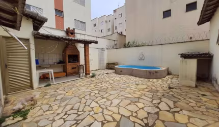 Casa com 3 quartos à venda no Santa Mônica, Uberlândia  por R$ 757.000