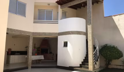 Casa com 5 quartos à venda no Santa Mônica, Uberlândia  por R$ 1.200.000