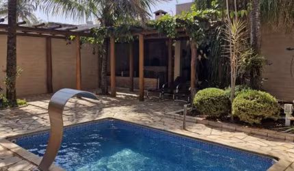 Casa com 3 quartos à venda no Santa Mônica, Uberlândia  por R$ 980.000