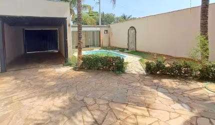 Casa com 4 quartos à venda no Tubalina, Uberlândia  por R$ 880.000