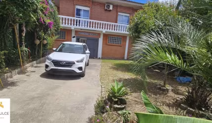 Ampla casa com 3 dormitórios e vista para praia.