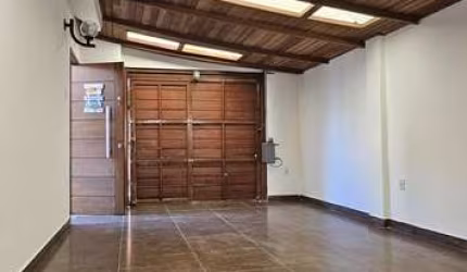 Ótima casa  no Centro, com 2 dormitórios  e garagem