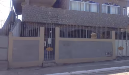 D05-Rocha-São Gonçalo-Casa sobrado ampla,3 qts c/1ste,varanda, 2 vagas,aceita financiamento bancário