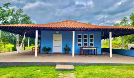 CHÁCARA COMPLETA, COM 4 CASAS, RIACHO COM ÁGUA CORRENTE CRISTALINA E 4 TANQUES DE PEIXES