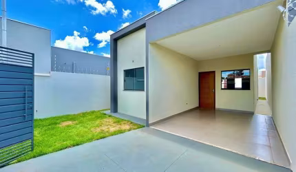 Casa térrea com 01 suíte e 02 quartos no bairro São Francisco.