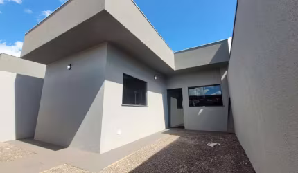 Casa com três quartos sendo uma suite