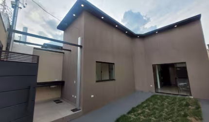 Casa de Esquina com 1 Suíte, 2 Quartos e 1 Vaga de Garagem