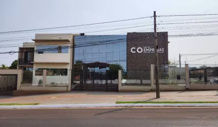 Prédio Comercial Moderno com Fachada de Vidro